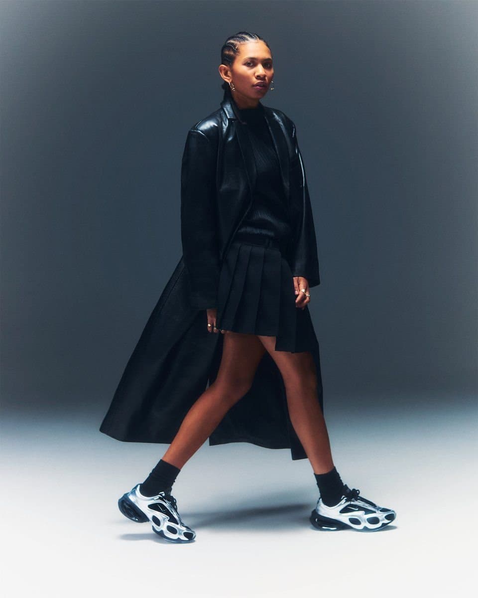 Manteau noir et sneakers chromées, studio acier