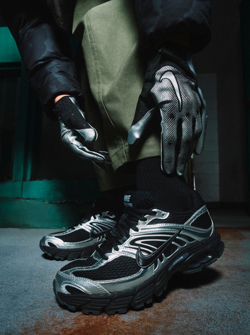 Sneakers noir et argent, gants chromés, lumière de nuit