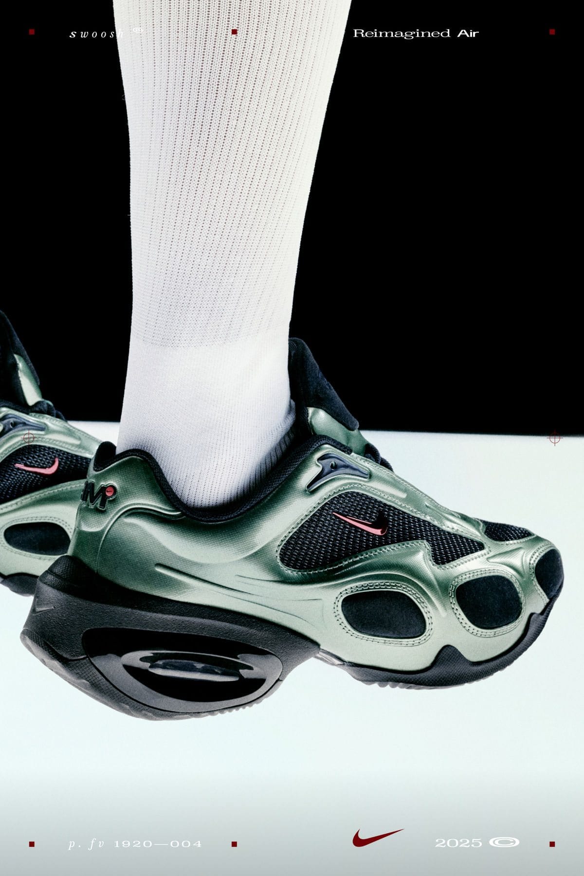 Sneakers vert métal et chaussette blanche