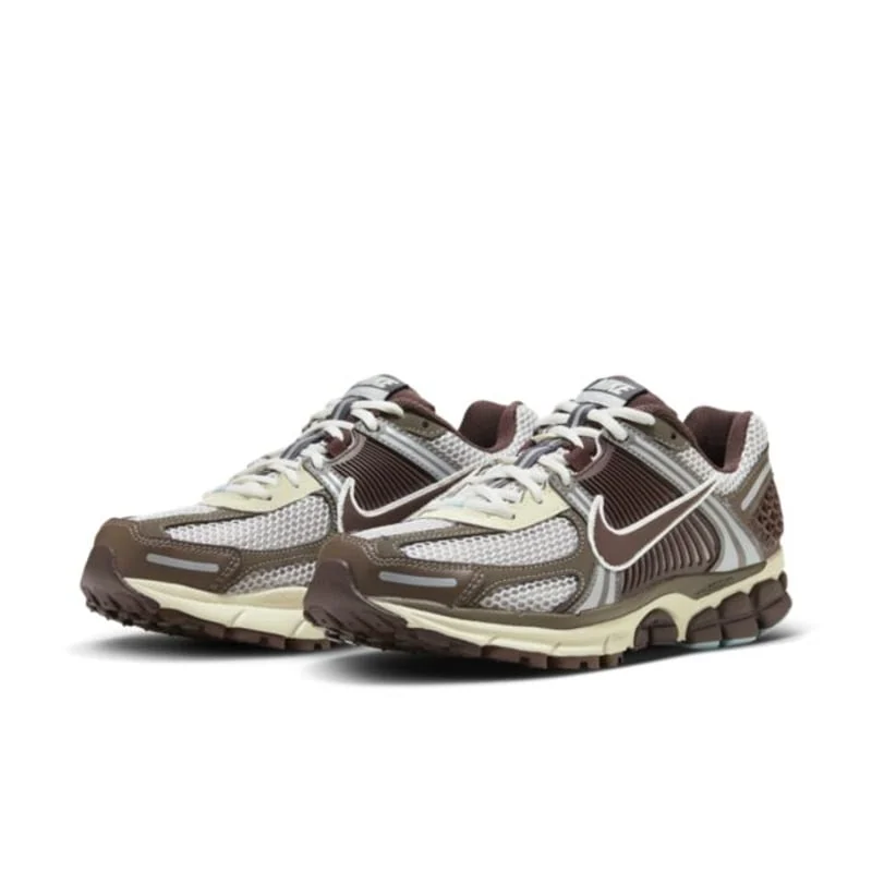 Nike Zoom Vomero 5 Earth Fossil — vue 3