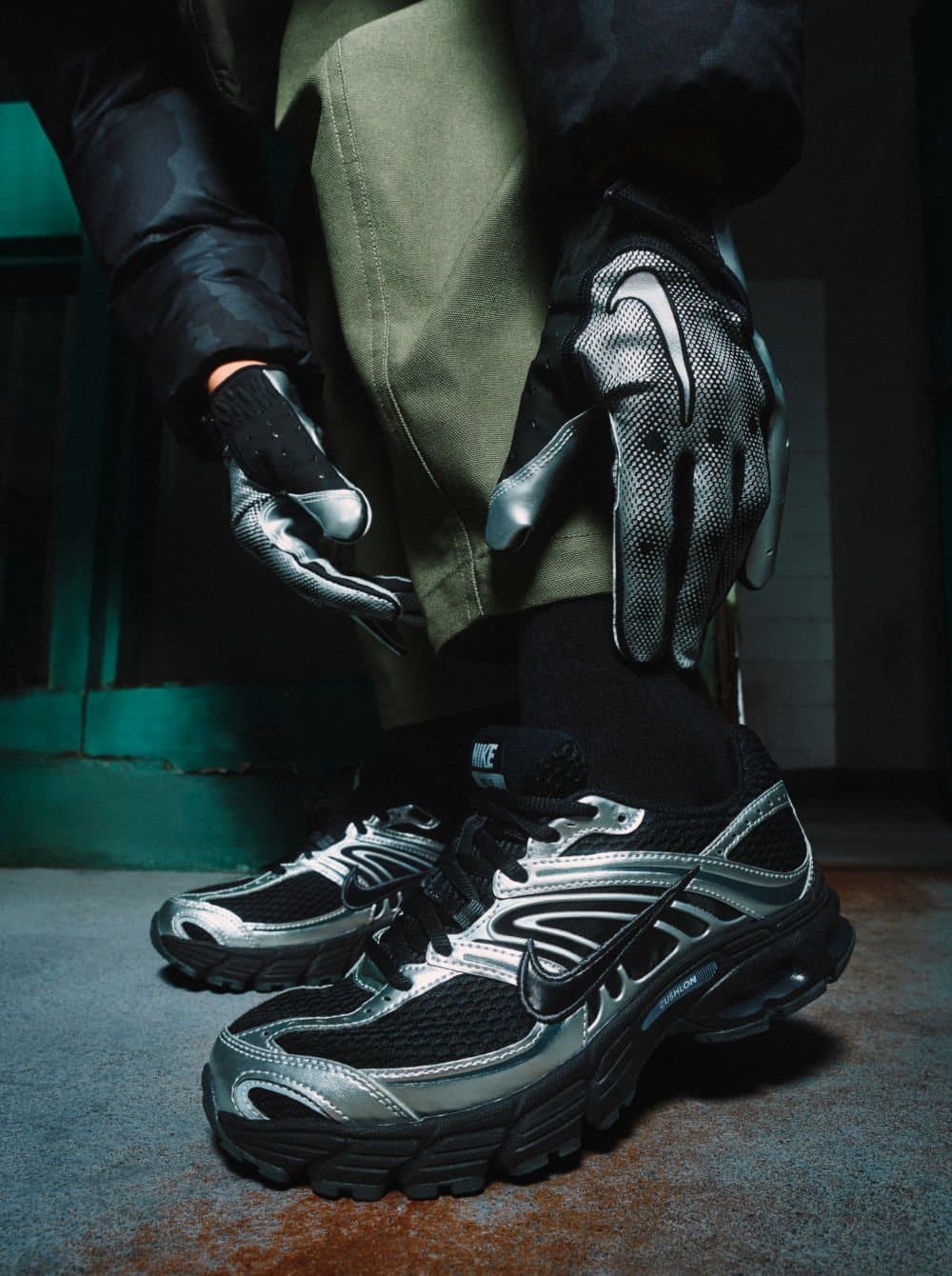 Sneakers noir et argent, gants chromés, lumière de nuit